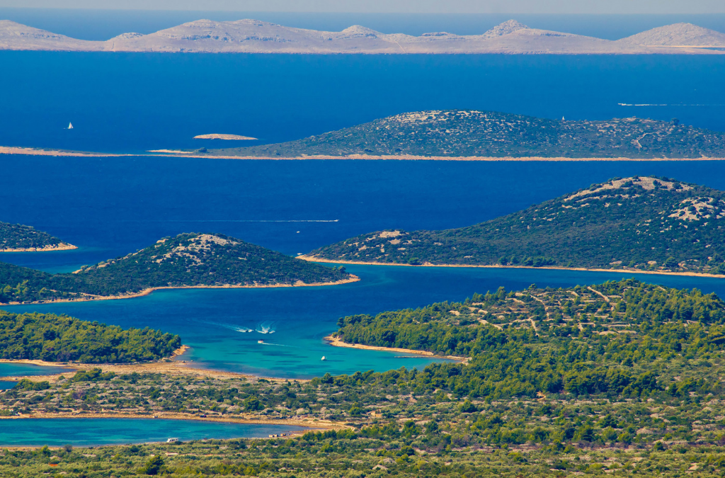 Panorama Isole Incoronate Vacanza in Catamarano